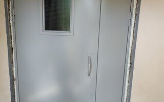 тамбурная дверь с армированным стеклом, вид внутри