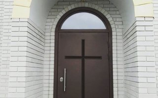 дверь стальная с тройным стеклопакетом в арке для храма